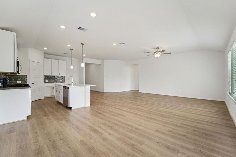Spacious, unfurnished interior of a new home in Southwinds, Baytown (Image 27). Spacious, unfurnished interior of a new home in Southwinds, Baytown (Image 27).