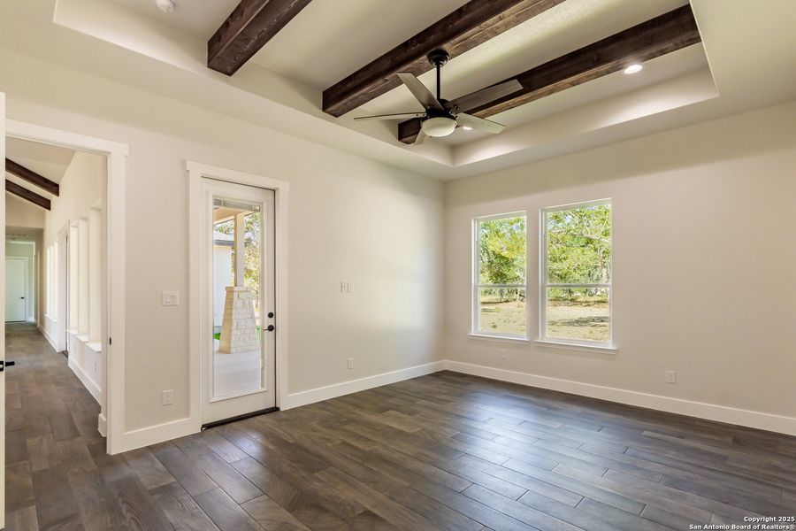 Spacious, unfurnished interior of a new home in , La Vernia (Image 17).