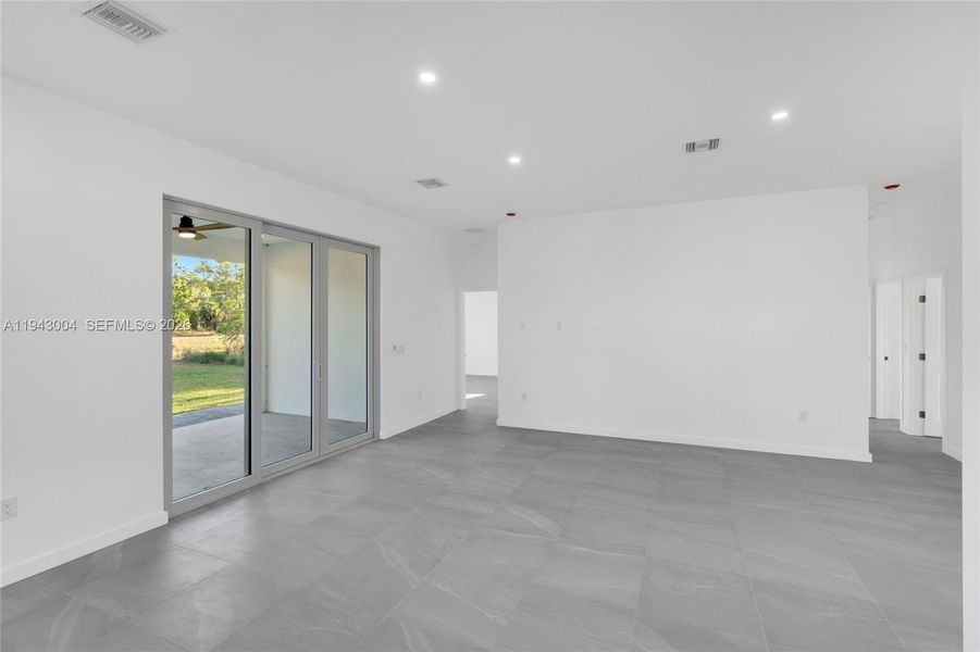 Spacious, unfurnished interior of a new home in , Lehigh Acres (Image 34).