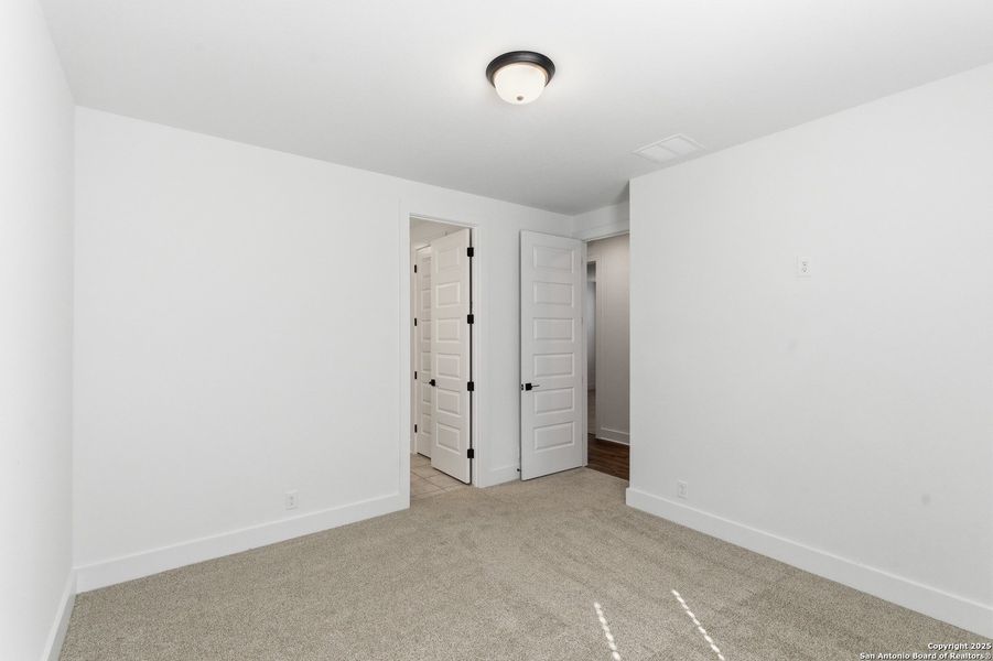 Spacious, unfurnished interior of a new home in Mesa Western, Cibolo (Image 30).