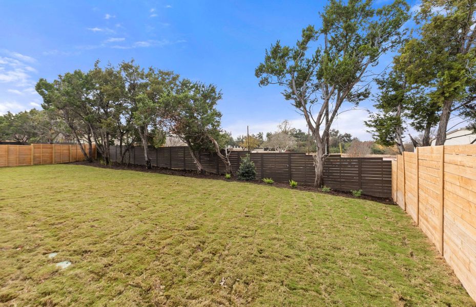 Exterior details and patio area of a home in Horizon Lake, Leander (Image 3).