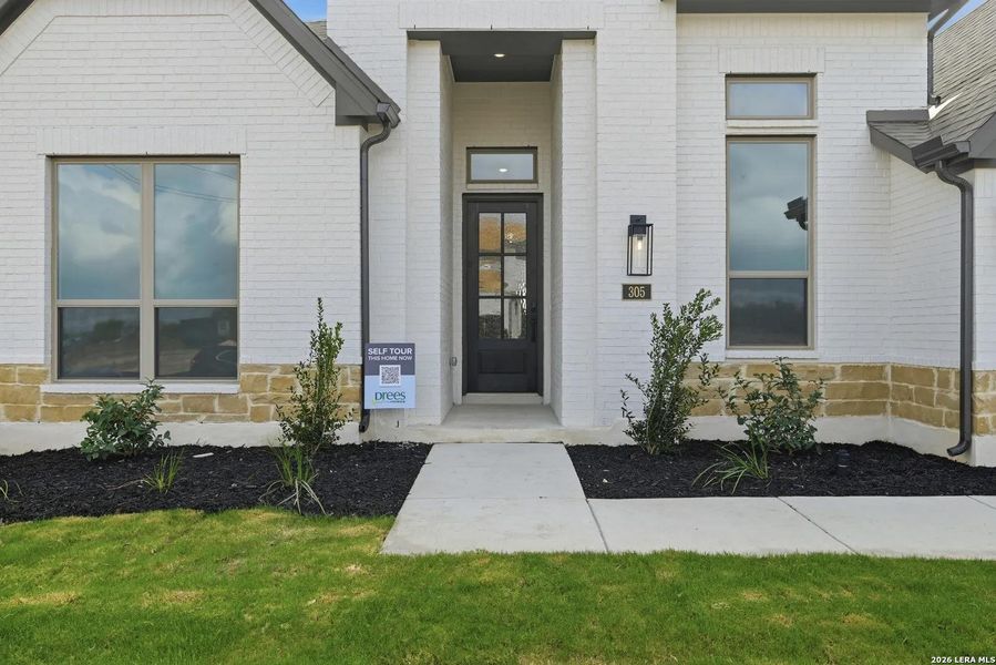 Exterior details and patio area of a home in Haby Hill 60s, San Antonio (Image 25).