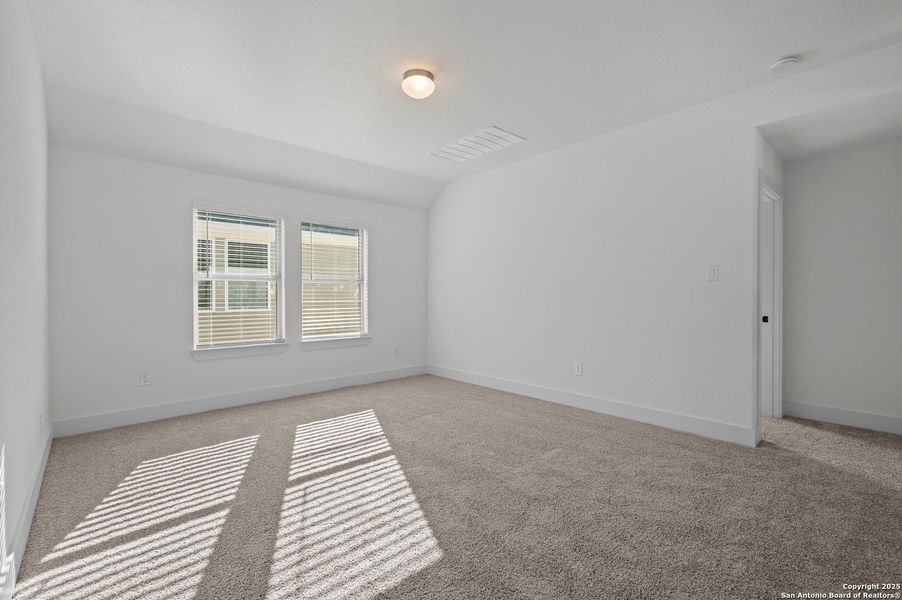 Spacious, unfurnished interior of a new home in Stillwater Ranch, San Antonio (Image 31).