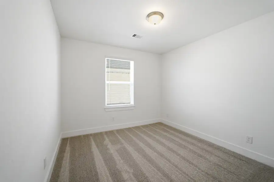 Spacious, unfurnished interior of a new home in Sunterra Lakes, Brookshire (Image 35).