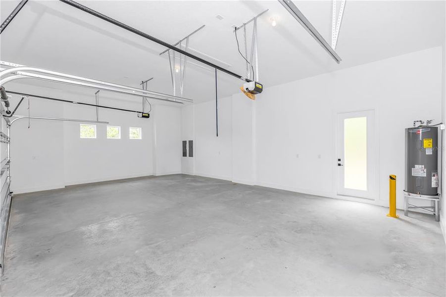 Spacious, unfurnished interior of a new home in , Orlando (Image 43).