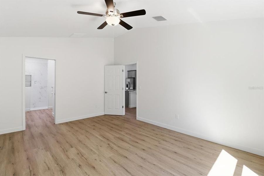 Spacious, unfurnished interior of a new home in , Weeki Wachee (Image 27).
