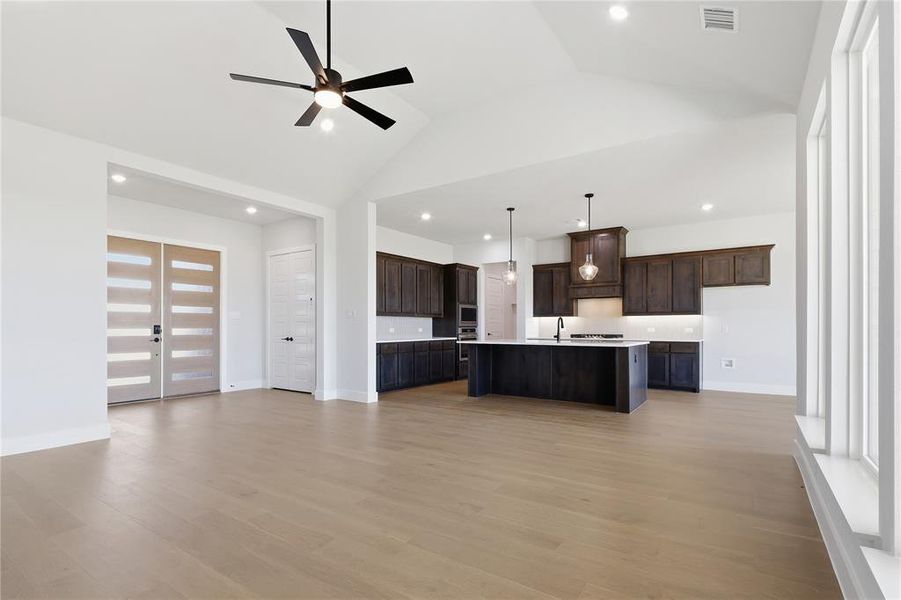 Spacious, unfurnished interior of a new home in Waterfall Ranch, Waxahachie (Image 13).