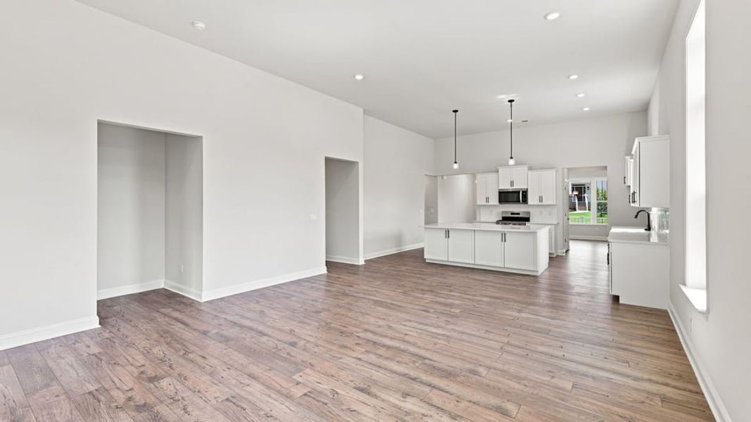 Spacious, unfurnished interior of a new home in Shadowood, Seneca (Image 22).