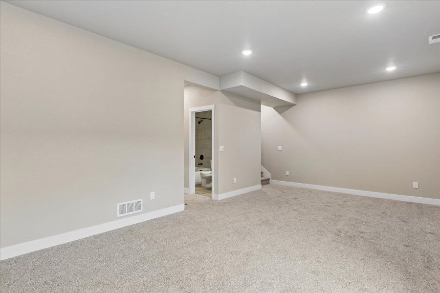 Spacious, unfurnished interior of a new home in Aspen Meadows-4, Colorado Springs (Image 30).