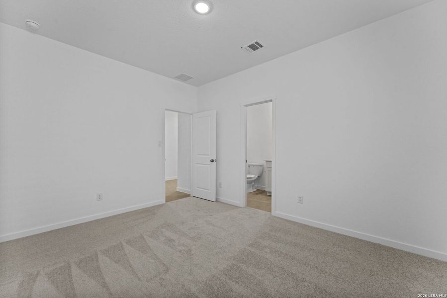 Spacious, unfurnished interior of a new home in Sky Ranch, New Braunfels (Image 14).