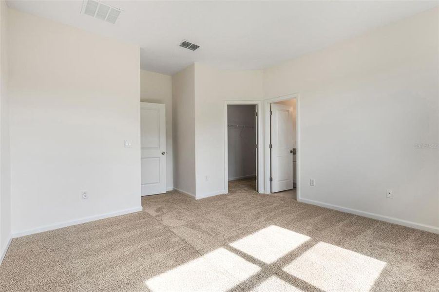 Spacious, unfurnished interior of a new home in Grand Isle, Grand Island (Image 10).