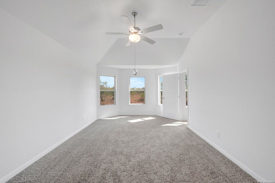 Spacious, unfurnished interior of a new home in Chaparral Ranch, Floresville (Image 33).