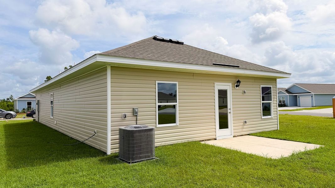 Exterior details and patio area of a home in Liberty, Panama City (Image 4).