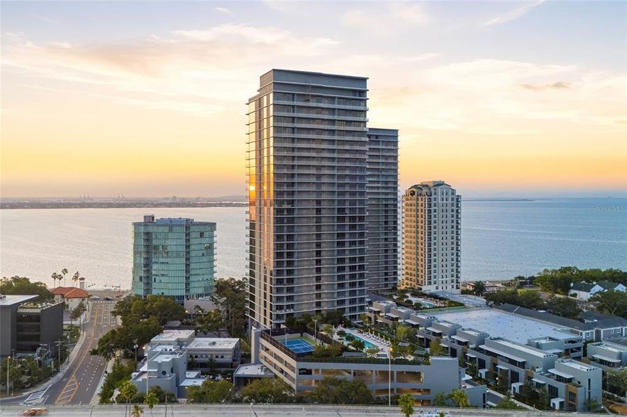 Condo located in Tampa, FL showcasing its design and architecture (Image 38).