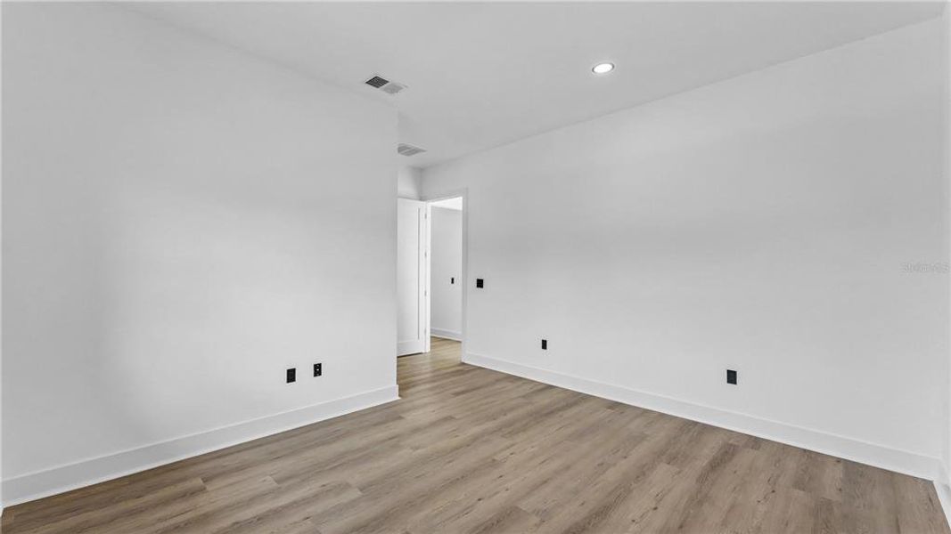 Spacious, unfurnished interior of a new home in , Lake Alfred (Image 47).