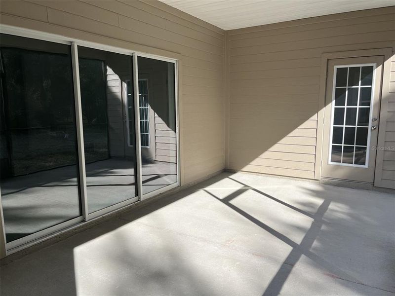 Exterior details and patio area of a home in Grand Park North, Dunnellon (Image 3).