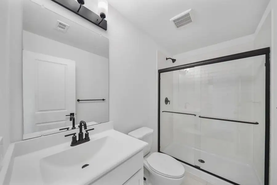 Hall bath (*Photo not of actual home and used for illustration purposes only.)