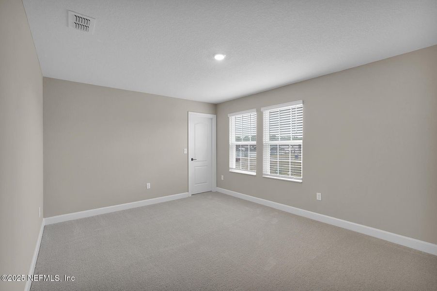 Spacious, unfurnished interior of a new home in Jennings Farm, Middleburg (Image 15).