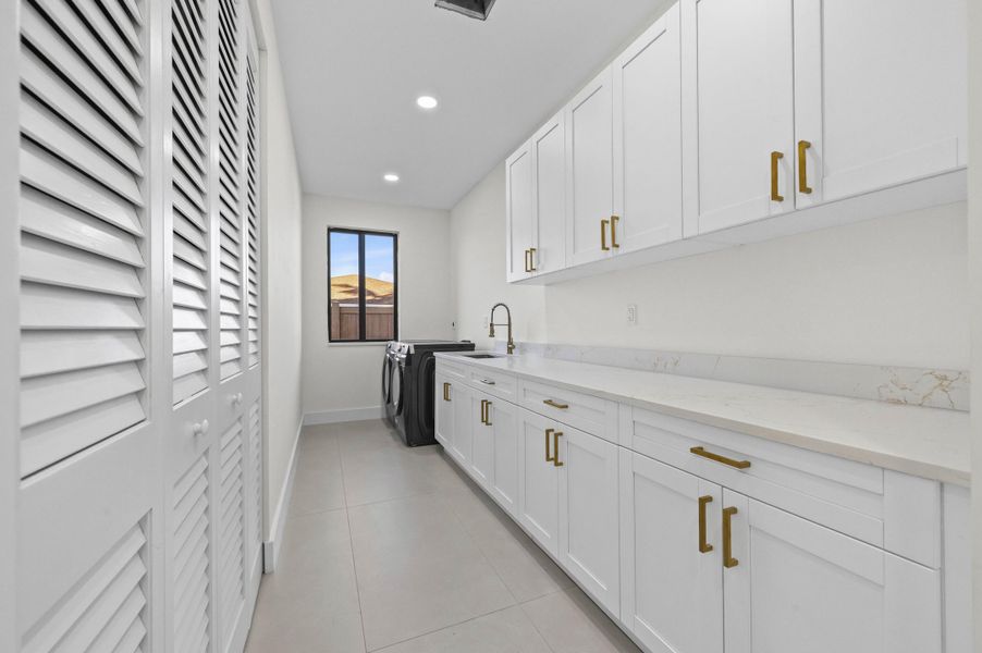38 Laundry Room 01