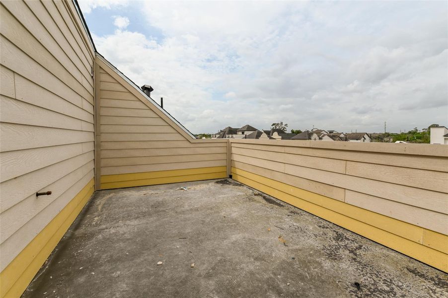 Roof top deck with gas line and skyline view