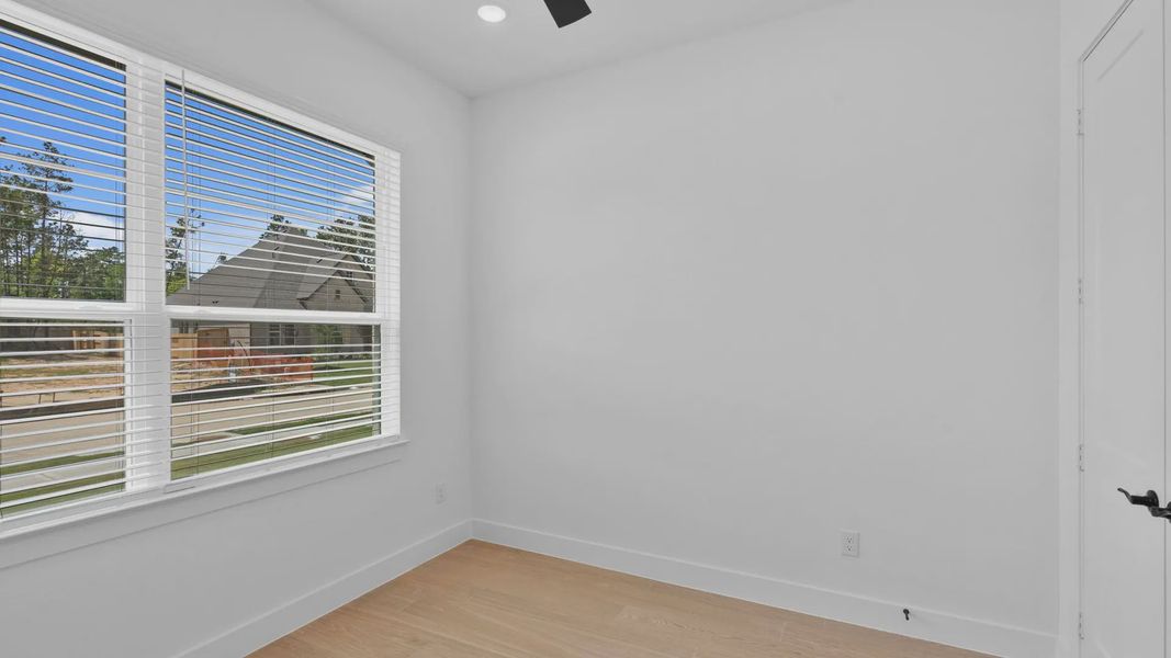 Spacious, unfurnished interior of a new home in Evergreen 60s, Conroe (Image 22).