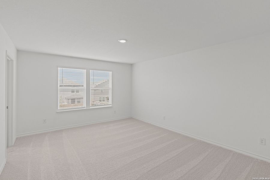Spacious, unfurnished interior of a new home in Davis Ranch, San Antonio (Image 18).