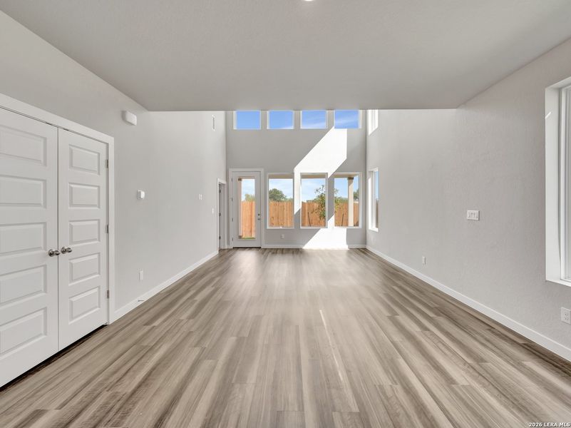Spacious, unfurnished interior of a new home in Fairway Crossing, San Antonio (Image 16).