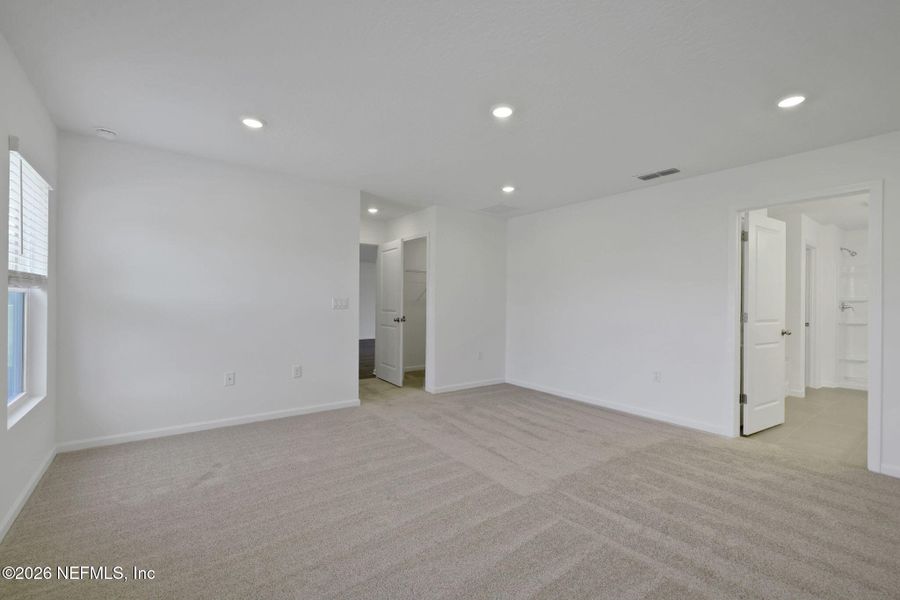 Spacious, unfurnished interior of a new home in Diamond Springs, Jacksonville (Image 29).