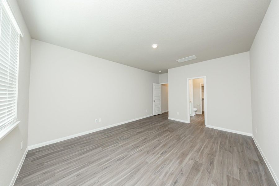 Spacious, unfurnished interior of a new home in Cliffstone Hills, Conroe (Image 13).