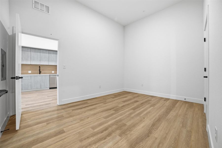 Spacious, unfurnished interior of a new home in Congress Lofts Saint Elmo, Austin (Image 9).