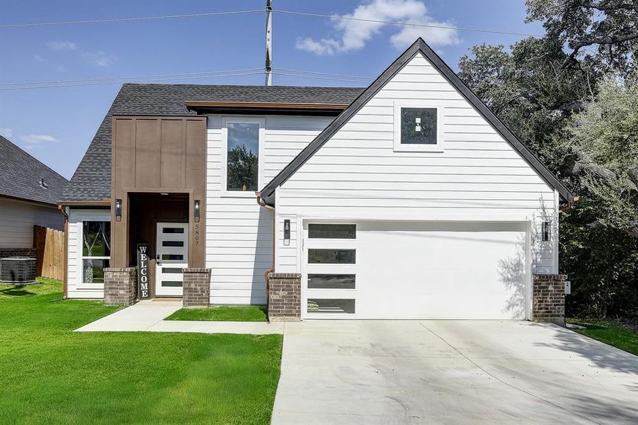 Front exterior of a new home in , Granbury, TX, highlighting curb appeal (Image 19). Front exterior of a new home in , Granbury, TX, highlighting curb appeal (Image 19).