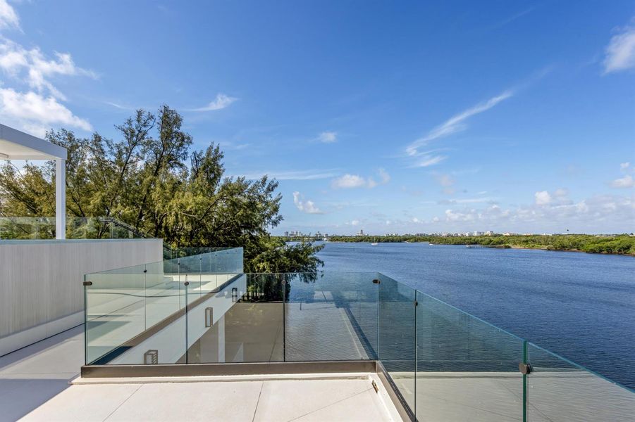 PRIVATE ROOFTOP VIEW