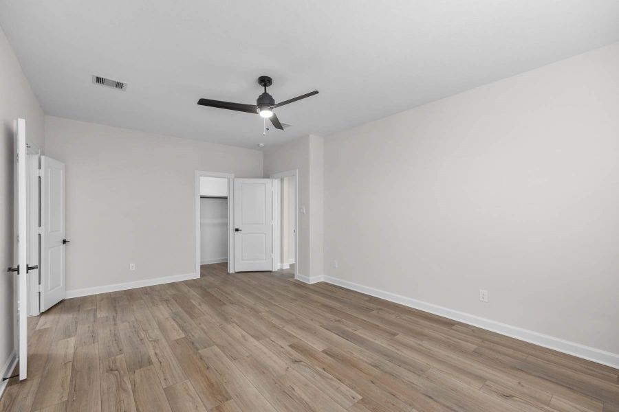 Spacious, unfurnished interior of a new home in Lago Mar, Texas City (Image 15).