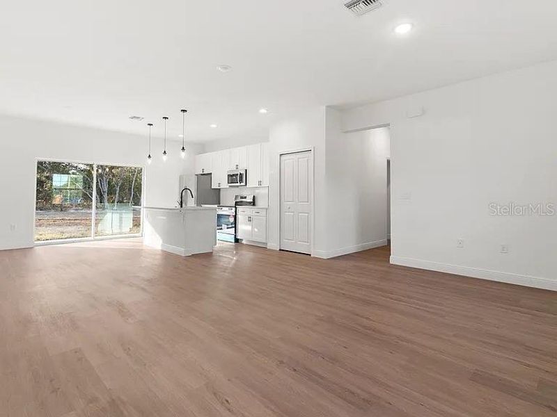 Spacious, unfurnished interior of a new home in , Ocala (Image 8).