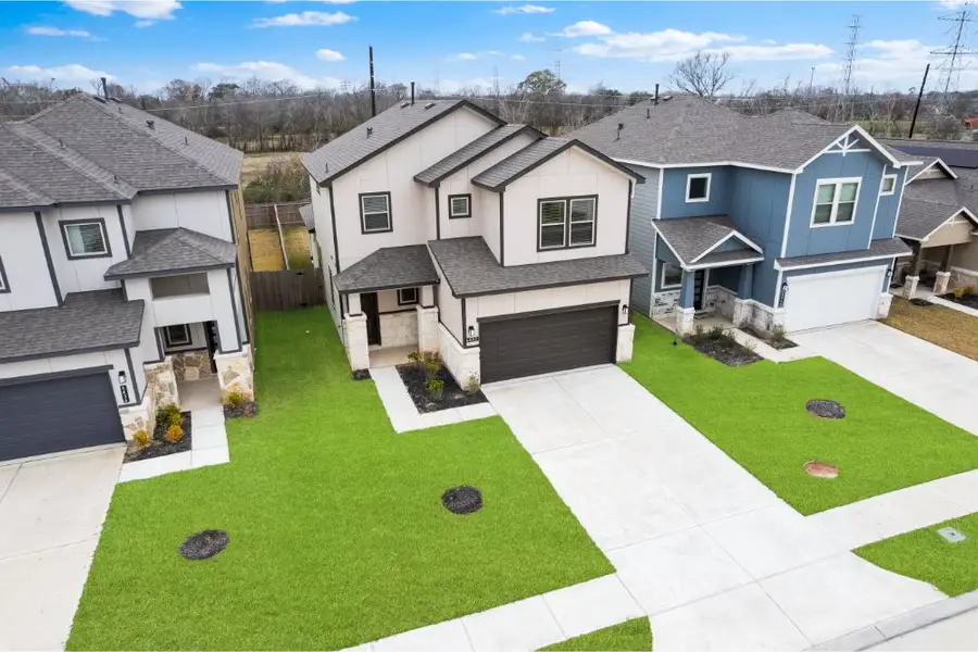 Front exterior of a new home in Glendale Lakes, Rosharon, TX, highlighting curb appeal (Image 2). Front exterior of a new home in Glendale Lakes, Rosharon, TX, highlighting curb appeal (Image 2).