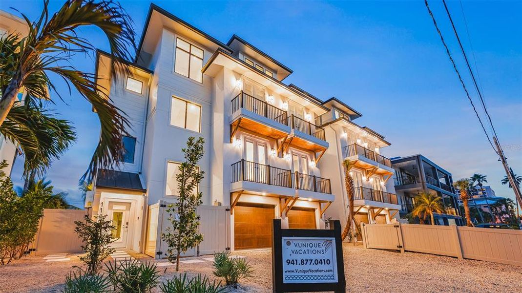 Condo located in Sarasota, FL showcasing its design and architecture (Image 5).