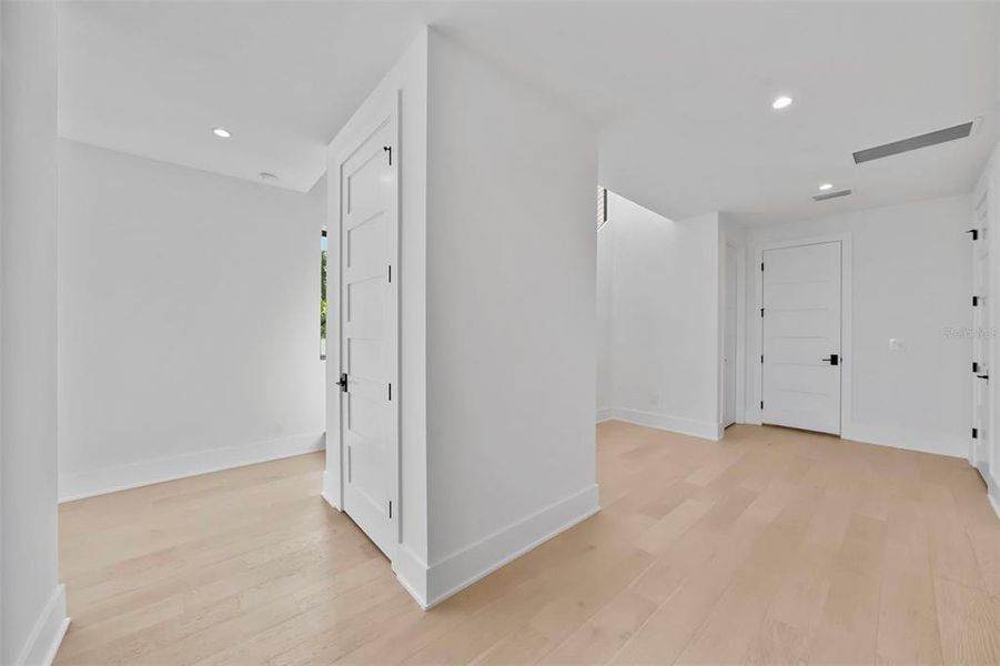 Spacious, unfurnished interior of a new home in , Tampa (Image 38).