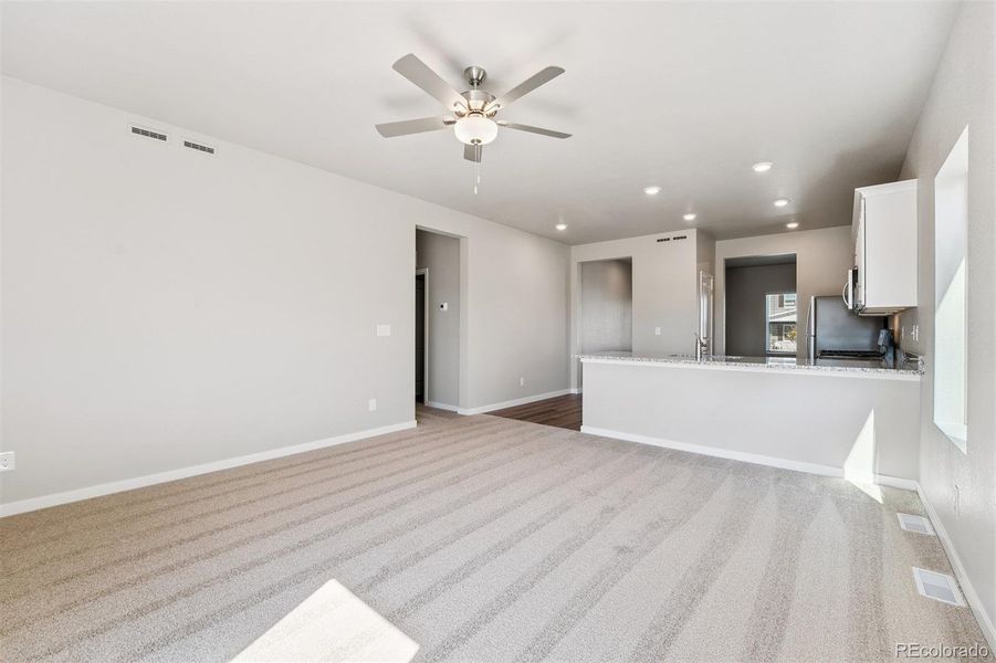 Spacious, unfurnished interior of a new home in Cottonwood Greens, Fort Lupton (Image 11).