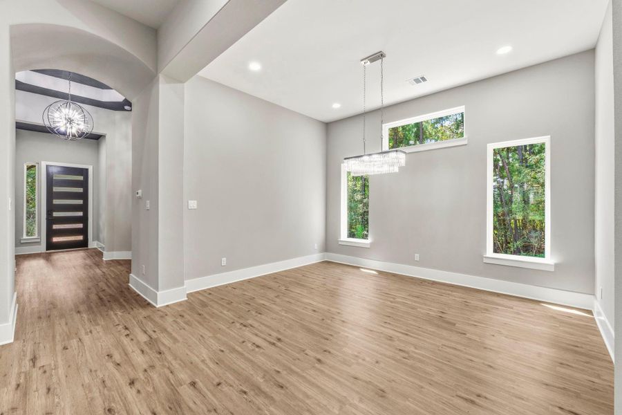 Stunning, dramatic views of the dining area.