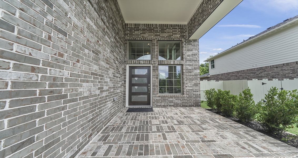 Exterior details and patio area of a home in Wood Leaf Reserve, Tomball (Image 3).