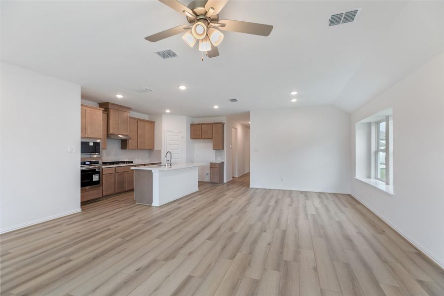 Spacious, unfurnished interior of a new home in Ellis Cove, Seabrook (Image 30).