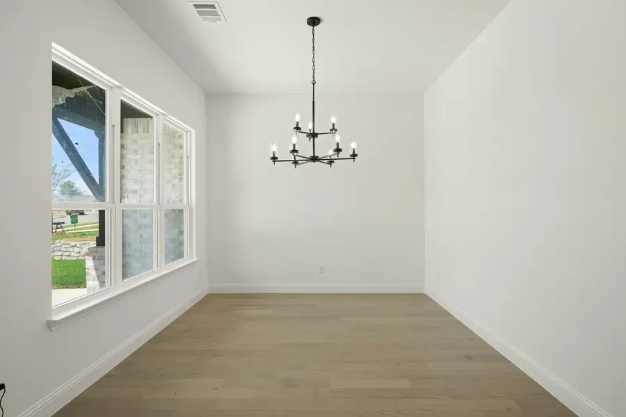 Spacious, unfurnished interior of a new home in Kentsdale Farms, DeSoto (Image 19).
