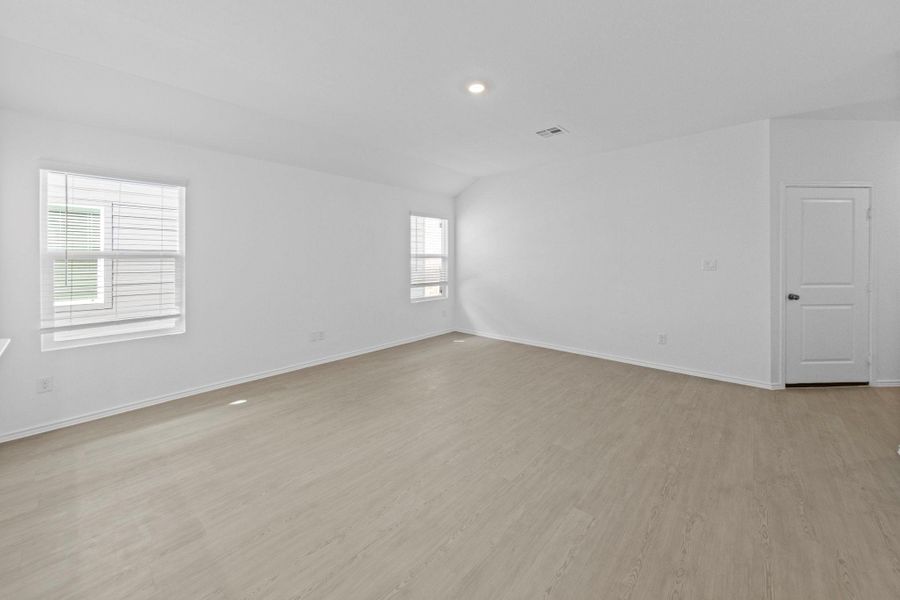 Spacious, unfurnished interior of a new home in Sunset Oaks, Maxwell (Image 14).