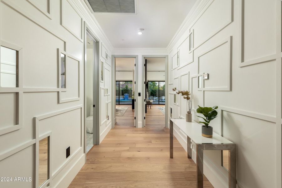 WOOD/MIRRORED HALLWAY