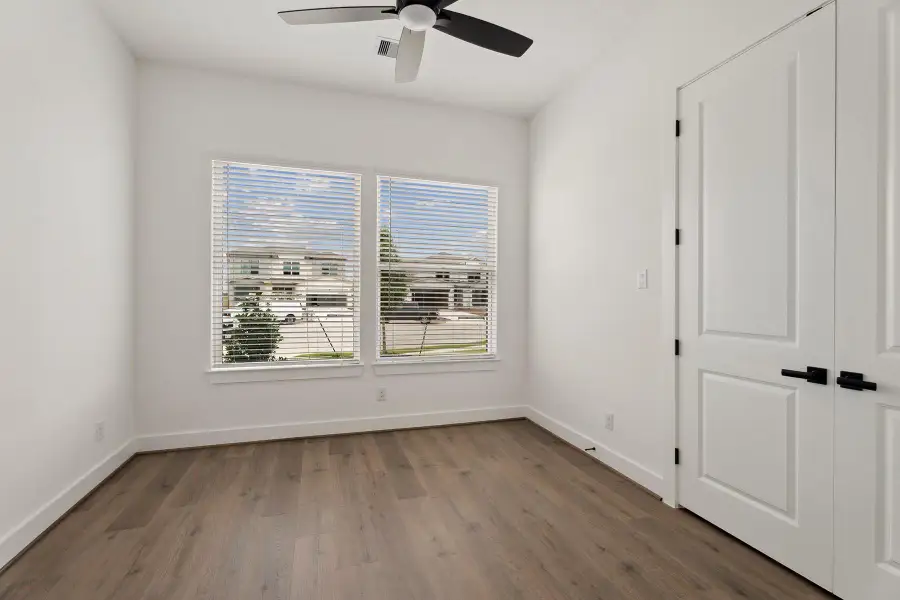 Spacious, unfurnished interior of a new home in Hallimore Ranch, Rosenberg (Image 11).