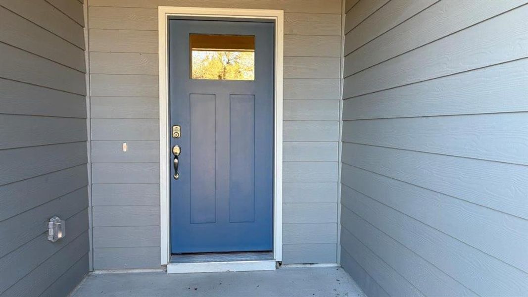 Exterior details and patio area of a home in Sandstone Estates, Granbury (Image 3).