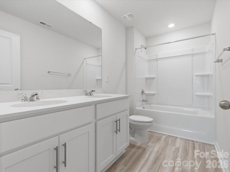 Upstairs Full Bathroom