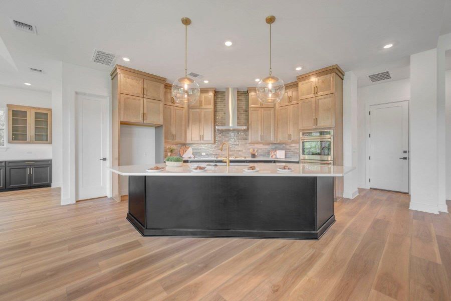 Kitchen (Staged) Kitchen (Staged)