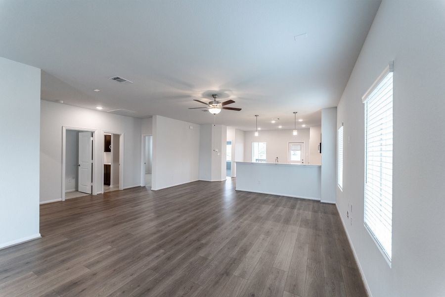 Spacious, unfurnished interior of a new home in Paramount, Kyle (Image 10).