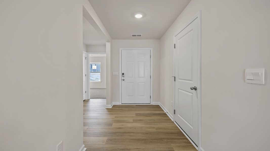 Spacious, unfurnished interior of a new home in Cedar Gap, Fountain Inn (Image 10).